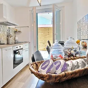 https://t4-pour-6-8-persterrasse-proche-du-cours-julien.fr-provencehotel.com